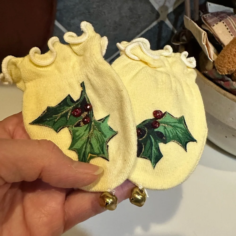 BABY SCRATCH MITTENS BELLS NEWBORN INFANT HOLLY APPLIQUÉ CHRISTMAS BLU YELO WTE